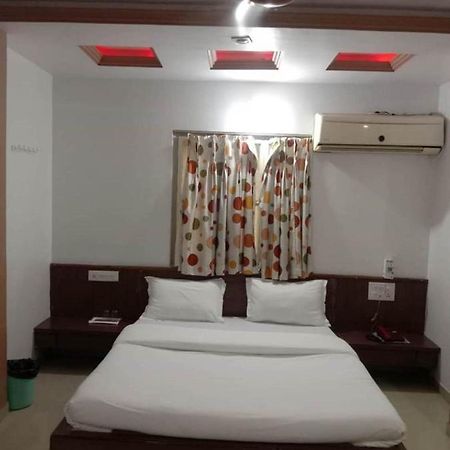 Hotel Rajdhani Hālol Zewnętrze zdjęcie