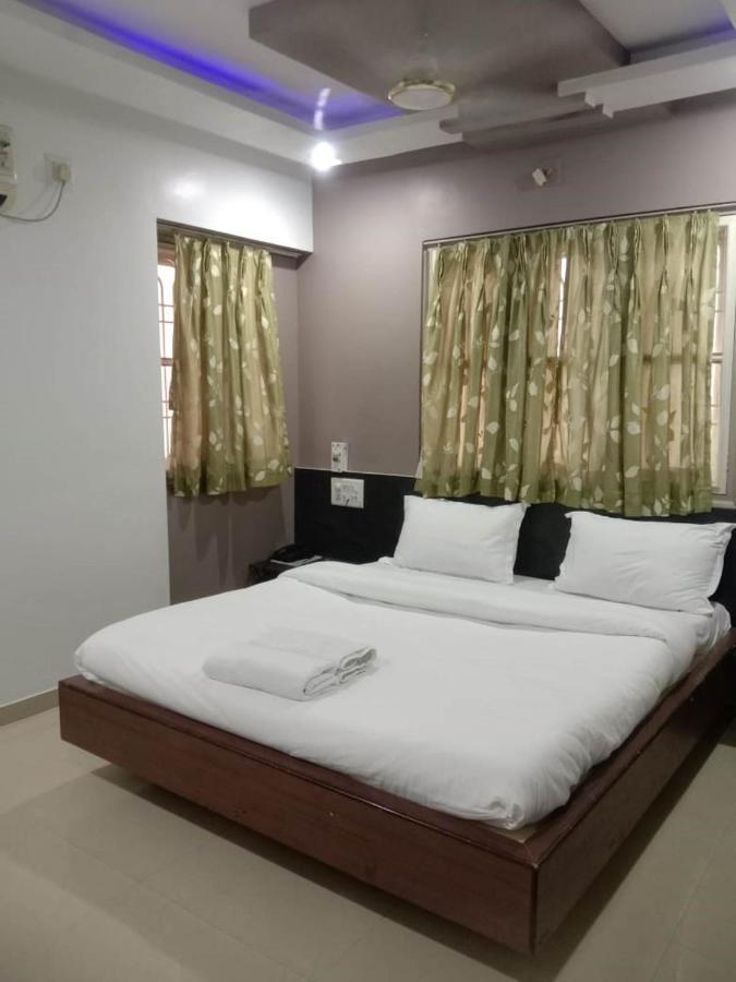Hotel Rajdhani Hālol Zewnętrze zdjęcie