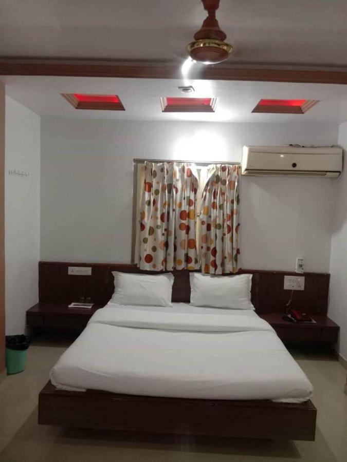 Hotel Rajdhani Hālol Zewnętrze zdjęcie